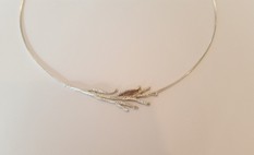 301 Olijftak met omega collier 301 Olijftak met omega collier